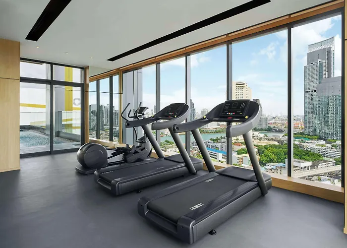 Hilton Garden Riverside מלון